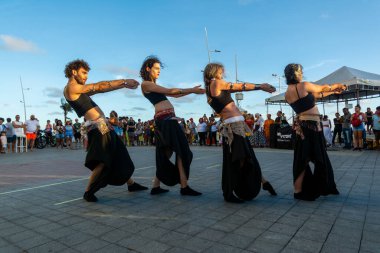 Salvador, Bahia, Brezilya - 22 Ekim 2022: Bir grup sokak sanatçısı Salvador, Bahia 'daki Farol da Barra' da bir dans gösterisi sırasında görüldü..