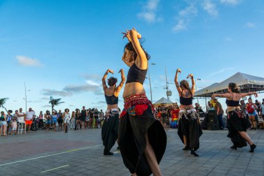 Salvador, Bahia, Brezilya - 22 Ekim 2022: Sokak sanatçıları Salvador, Bahia 'daki Farol da Barra' da göbek dansı yaparken görüldü..