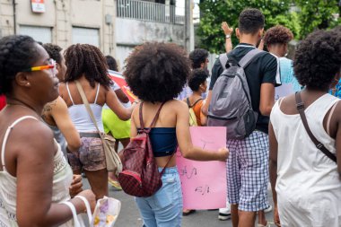 Salvador, Bahia, Brezilya - 29 Ekim 2022: Crespo Güçlendirme Yürüyüşü sırasında aktivistler Salvador şehir merkezinin sokaklarında yürüyor. Bahia, Brezilya