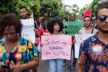 Salvador, Bahia, Brezilya - 29 Ekim 2022: Göstericiler Salvador, Bahia 'daki Crespo Yetki Yürüyüşü sırasında posterler, pankartlar ve bayraklarla yürüyorlar.