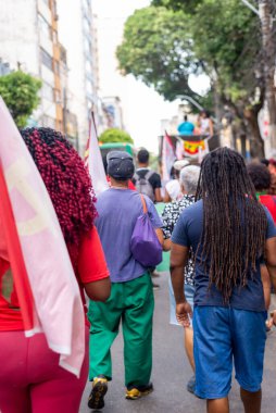 Salvador, Bahia, Brezilya - 29 Ekim 2022: Göstericiler Salvador, Bahia 'daki Crespo Yetki Yürüyüşü sırasında posterler, pankartlar ve bayraklarla yürüyorlar.
