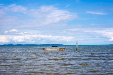 Santo Amaro, Bahia, Brezilya - 15 Mayıs 2022: Güneşli bir günde Itapema plajı manzarası. Bahia 'daki Santo Amaro şehri..