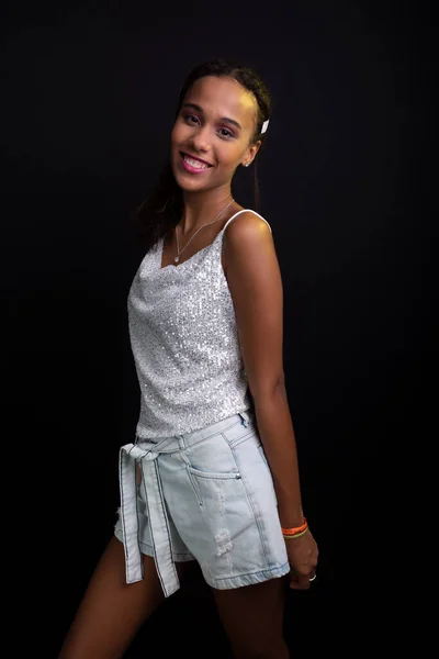 Studio Πορτρέτο Του Εφηβικού Μοντέλου Φορώντας Λευκά Ρούχα Απομονώνονται Μαύρο — Φωτογραφία Αρχείου