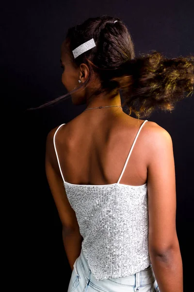 10代の少女の肖像画 美しい 白い服を着て 黒の背景に隔離された — ストック写真
