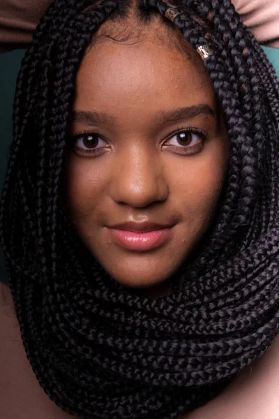 Nahaufnahme Porträt Der Schönen Jungen Schwarzen Frau Mit Geflochtenem Haar — Stockfoto
