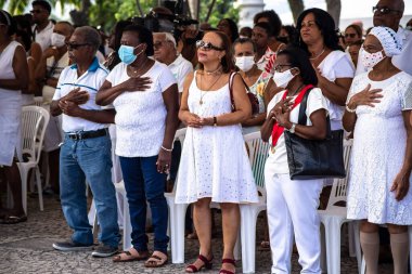 Salvador, Bahia, Brezilya - Ocak 06, 2023: Yüzlerce Katolik, geleneksel 2023 Cuma günü Salvador, Bahia 'daki Senhor do Bonfim kilisesinde düzenlenen açık hava ayinine katıldı..