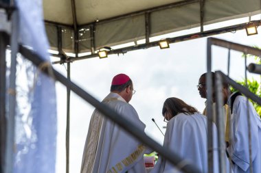 Salvador, Bahia, Brezilya - 06 Ocak 2023: Rahip, 2023 'ün ilk ayinini Salvador, Bahia' daki Sinyor do Bonfim kilisesinde kutluyor..