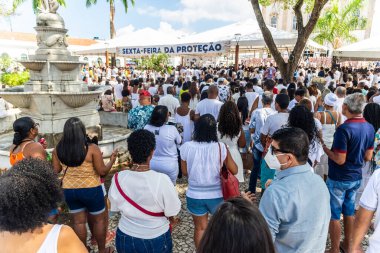 Salvador, Bahia, Brezilya - Ocak 06, 2023: Yüzlerce Katolik, geleneksel 2023 Cuma günü Salvador, Bahia 'daki Senhor do Bonfim kilisesinde düzenlenen açık hava ayinine katıldı..