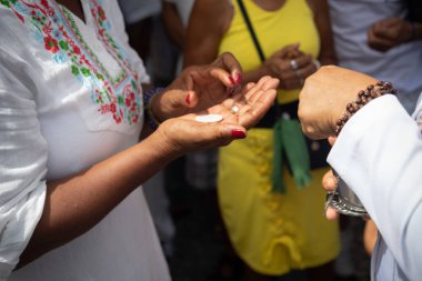 Salvador, Bahia, Brezilya - 06 Ocak 2023: Katolik inananlar, geleneksel 2023 Cuma günü Salvador, Bahia 'daki Senhor do Bonfim kilisesinde ağırlanıyor..