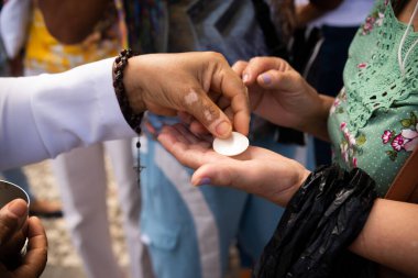 Salvador, Bahia, Brezilya - 06 Ocak 2023: Katolik inananlar, geleneksel 2023 Cuma günü Salvador, Bahia 'daki Senhor do Bonfim kilisesinde ağırlanıyor..