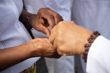 Salvador, Bahia, Brezilya - 06 Ocak 2023: Katolik inananlar, geleneksel 2023 Cuma günü Salvador, Bahia 'daki Senhor do Bonfim kilisesinde ağırlanıyor..