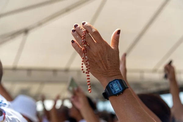 ブラジル バヒア州サルバドール 2023年1月6日 カトリック教徒は バヒアのサルバドールにあるセンホール ボンフィム教会で 2023年の伝統的な第1金曜日の屋外ミサに参加しています — ストック写真