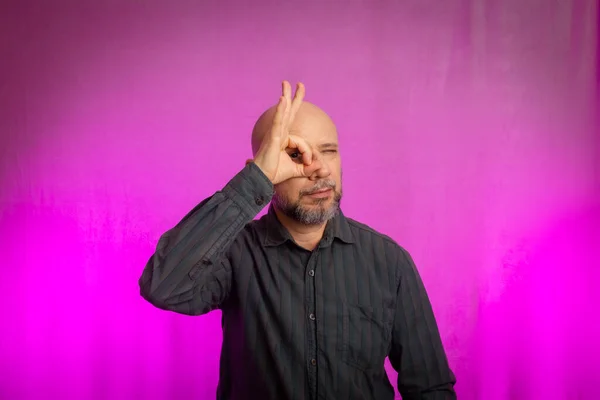 Retrato Homem Barbudo Careca Fazendo Sinais Com Mãos Isolado Sobre — Fotografia de Stock