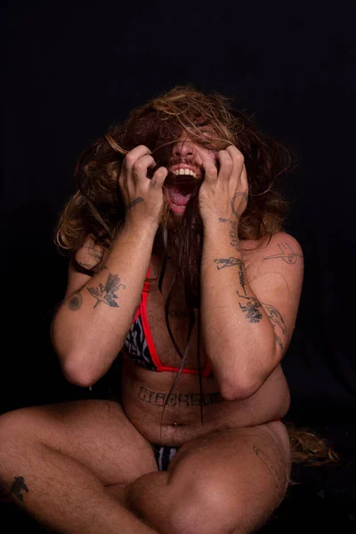 Giovane Attore Bikini Seduta Gorilla Donna Che Performance Coperto Capelli — Foto Stock