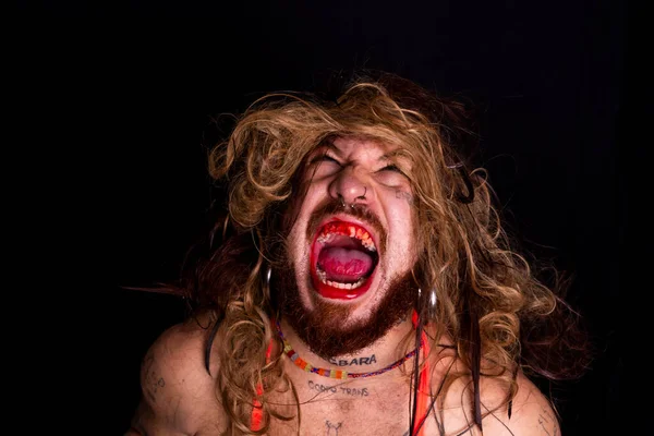 Portret Młodego Aktora Grającego Goryla Usta Krwią Izolowany Ciemnym Tle — Zdjęcie stockowe