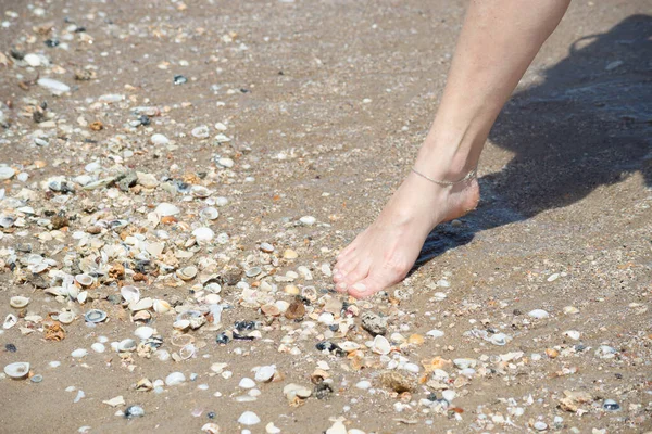 在巴伊亚州瓦伦卡市的Guaibim海滩 一名妇女的右脚碰到了沙子和炮弹 — 图库照片