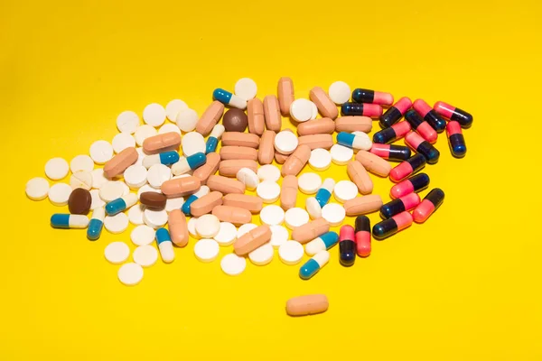 Mehrere Tabletten Verschiedenen Farben Auf Einer Gelben Oberfläche Angeordnet Medizinische — Stockfoto