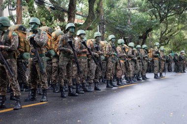 Salvador, Bahia, Brezilya - 07 Eylül 2022: Ordu askerleri Salvador, Bahia 'daki Brezilya Bağımsızlık Günü geçit töreninin başlamasını bekliyorlar.