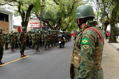 Salvador, Bahia, Brezilya - 07 Eylül 2022: Ordu askerleri Brezilya 'nın Bahia eyaletinin Salvador kentinde düzenlenen bağımsızlık yürüyüşünün başlamasını bekliyorlar.