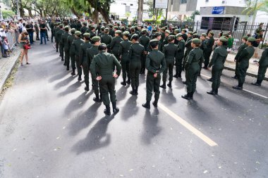 Salvador, Bahia, Brezilya - 07 Eylül 2022: Brezilya 'nın Bahia kentinde düzenlenen bağımsızlık yürüyüşü sırasında kadın askerler görüldü.