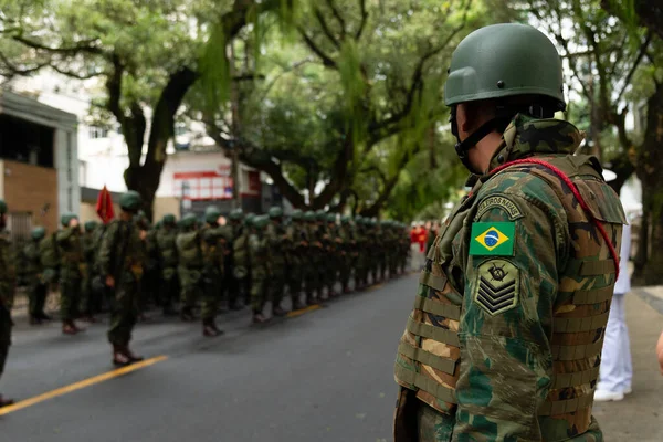 ブラジルのバヒア州サルバドール 2022年9月7日 ブラジル独立パレードの開始を待っている軍の兵士が形成されています — ストック写真