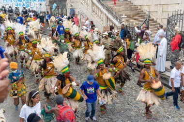Salvador, Bahia, Brezilya - 2 Temmuz 2022: Salvador, Pelourinho 'daki Bahia' nın bağımsızlık yürüyüşü sırasında yerli halk grubu görüldü.