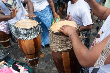 Salvador, Bahia, Brezilya - 2 Temmuz 2022: Kültür grubu, Salvador 'daki Pelourinho' da Bahia 'nın bağımsızlığının resmi geçit töreninde perküsyon yapıyor.
