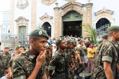 Salvador, Bahia, Brezilya - 2 Temmuz 2022: Ordu askerleri Salvador 'daki Bahia' nın bağımsızlık yürüyüşü sırasında Pelourinho yamacına tırmandılar.