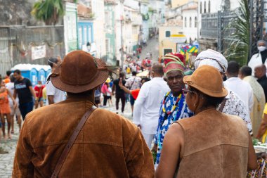 Salvador, Bahia, Brezilya - 2 Temmuz 2022: Salvador 'daki Pelourinho kentindeki Bahia bağımsızlık töreninde kovboylar gibi giyinmiş insanlar görüldü.