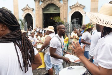 Salvador, Bahia, Brezilya - 2 Temmuz 2022: Perküsyonist müzisyenler, Bahia 'nın bağımsızlığı yürüyüşü sırasında Salvador, Pelourinho' da görüldü.