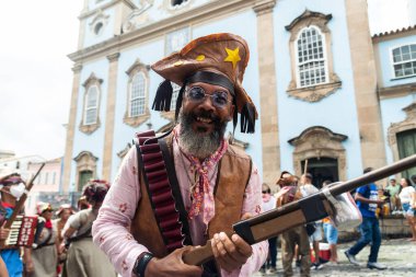 Salvador, Bahia, Brezilya - 2 Temmuz 2022: Cangaco 'yu temsil eden kültür grubu Salvador' daki Pelourinho 'da Bahia' nın bağımsızlık töreninde görüldü..