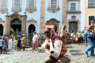 Salvador, Bahia, Brezilya - 2 Temmuz 2022: Cangaco 'yu temsil eden kültür grubu Salvador' daki Pelourinho 'da Bahia' nın bağımsızlık töreninde görüldü..