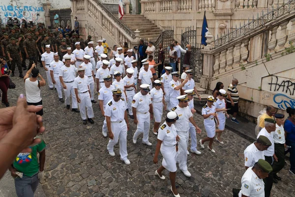 巴西巴伊亚州萨尔瓦多市 2022年7月2日 海军人员在萨尔瓦多巴伊亚州独立公民游行期间从佩鲁里尼奥斜坡上下来 — 图库照片