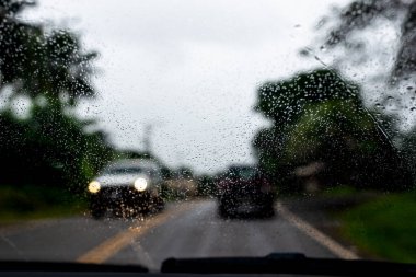 Trafik, arabalar ve bir arabanın içindeki ışıklar. Yağmurlu gün