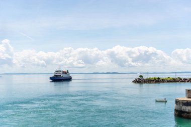 Vera Cruz, Bahia, Brezilya - 11 Nisan 2023: Feribot Vera Cruz, Bahia 'daki Itaparica adasındaki limana vardı..