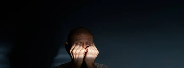 Mężczyzna Pięćdziesiątce Wstrząśnięty Emocjonalnie Wykazujący Stres Lub Ból Uczucie Osłabienia — Zdjęcie stockowe