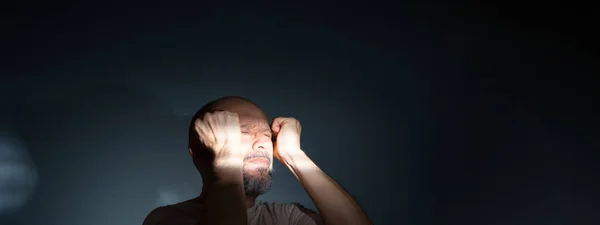 Άντρας Γύρω Στα Συναισθηματικά Κλονισμένος Δείχνει Άγχος Χειρονομία Πόνου Νιώθω — Φωτογραφία Αρχείου