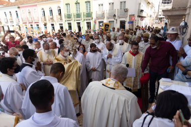 Salvador, Bahia, Brezilya - 16 Haziran 2022: Corpus Christi geçit töreni sırasında Pelourinho, Bahia 'daki Salvador Bazilika Katedrali' nin önünde inançlı dualar.