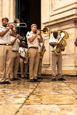 Salvador, Bahia, Brezilya - 16 Haziran 2022: Askeri polis askerleri Salvador, Bahia 'daki Corpus Christi onuruna Katedral Bazilikası dışında müzik çalıyorlar.