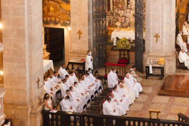 Salvador, Bahia, Brezilya - 16 Haziran 2022: Katolik rahipler Pelourinho, Bahia 'daki Salvador katedralindeki Corpus Christi ayinine katıldılar.