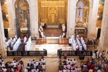 Salvador, Bahia, Brezilya - 16 Haziran 2022: Pelourinho, Bahia 'daki Salvador Bazilika Katedrali' ndeki Corpus Christi Ayini 'nin üst görüntüsü.