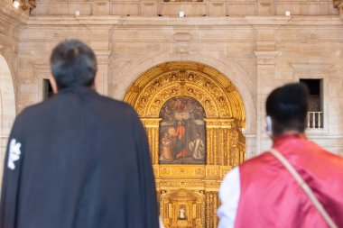 Salvador, Bahia, Brezilya - 16 Haziran 2022: Pelourinho, Bahia 'daki Salvador Bazilika Katedrali' ndeki Corpus Christi Ayini 'nin üst görüntüsü.