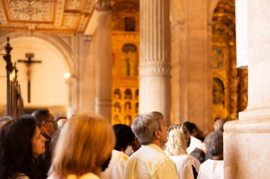 Salvador, Bahia, Brezilya - 16 Haziran 2022: Yüzlerce inançlı Katolik, Pelourinho, Bahia 'daki Salvador Bazilika Katedrali' ndeki Corpus Christi ayinine katıldı..
