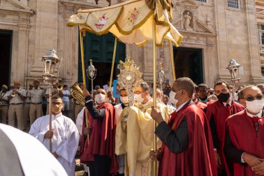 Salvador, Bahia, Brezilya - 16 Haziran 2022: Rahipler ve papazlar Pelourinho, Salvador, Bahia 'da Corpus Christi alayı başlattılar.