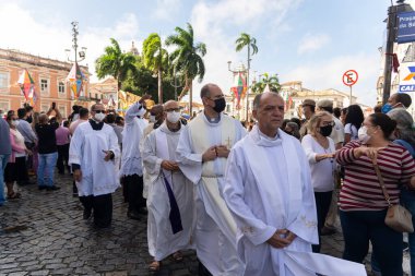 Salvador, Bahia, Brezilya - 16 Haziran 2022: Katolik rahipler Pelourinho, Salvador, Bahia sokaklarındaki Corpus Christi törenine katılırken görüldü.
