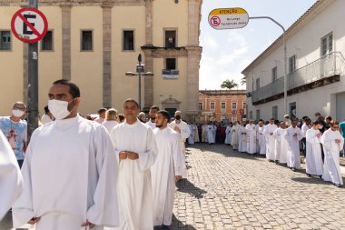 Salvador, Bahia, Brezilya - 16 Haziran 2022: Katolik rahipler Pelourinho, Salvador, Bahia sokaklarındaki Corpus Christi törenine katılırken görüldü.