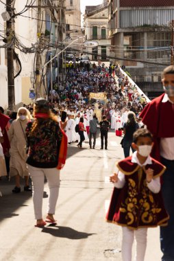 Salvador, Bahia, Brezilya - 16 Haziran 2022: Katolik inananlardan oluşan bir kalabalık Pelourinho, Salvador, Bahia sokaklarında bir Corpus Christi alayı sırasında görüldü..
