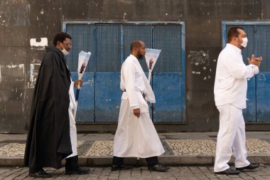 Salvador, Bahia, Brezilya - 16 Haziran 2022: Rosario dos Pretos Kilisesi üyeleri Pelourinho, Salvador, Bahia 'daki Corpus Christi alayı sırasında görüldü..