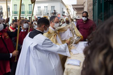 Salvador, Bahia, Brezilya - 16 Haziran 2022: Salvador, Bahia 'da Pelourinho sokaklarında bir Corpus Christi alayı sırasında rahipler, inançlı ve ilahiyatçılar görülüyor.