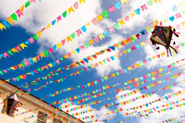 Salvador, Bahia, Brezilya - 16 Haziran 2022: Balon ve renkli bayraklar Salvador, Bahia 'daki Sao Joao ziyafeti için Pelourinho' yu süslüyor.